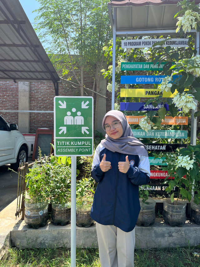 Pemasangan Sign Titik Kumpul di Kantor Desa Kedungjambal (Sumber : Dokumenasi Pribadi)