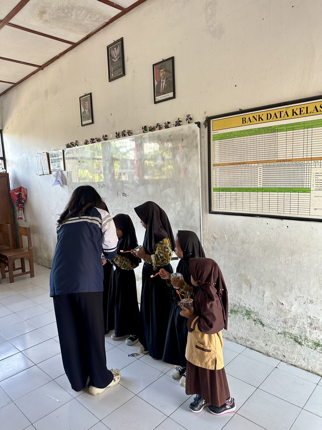 Kegiatan penyuluhan dan pelatihan cara menyikat gigi yang benar kepada siswa SDN 02 Desa Kedungjambal.Sumber Dokumentasi: Dokumentasi Pribadi KKN TIM I UNDIP Desa Kedungjambal