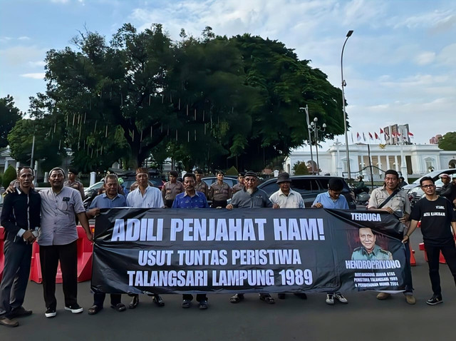 Paguyuban Keluarga Korban Talangsari Lampung (PK2TL) saat mengikuti Aksi Kamisan ke-850 di depan Istana Negara, Jakarta | Foto : Ist