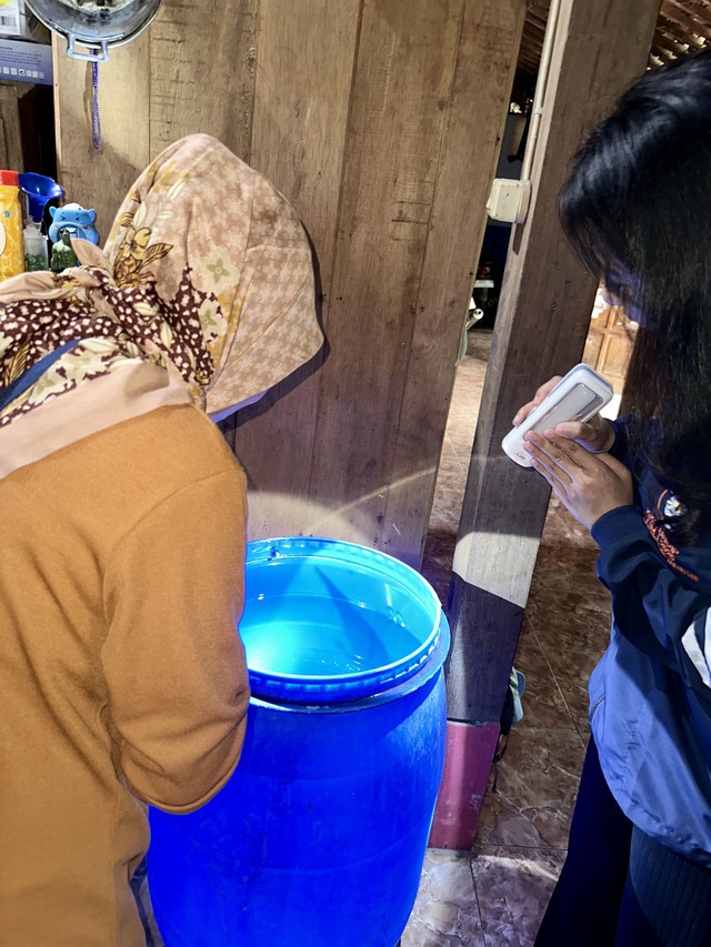 Aksi door-to-door dalam rangka pemberantasan sarang nyamuk untuk mencegah DBD di Desa Kedungjambal.Sumber Dokumentasi: Dokumentasi Pribadi KKN TIM I UNDIP Desa Kedungjambal