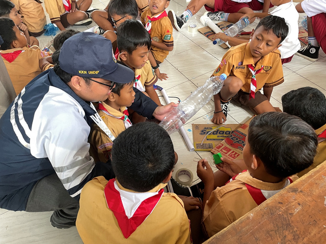 Membuat dan Meluncurkan Rocket Air di SDN 81 Jagalan, Surakarta (1)