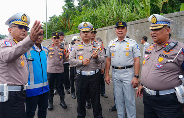 Kakorlantas Polri Brigjen Pol Agus Suryonugroho melakukan pengecekan jalur di KM 92 Tol Cipularang, Jawa Barat, Minggu (9/2/2025). Foto: Korlantas Polri