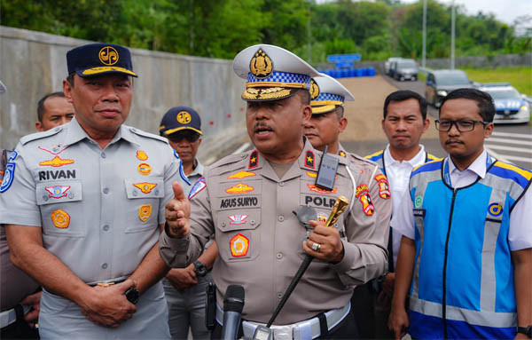 Kakorlantas Polri Brigjen Pol Agus Suryonugroho melakukan pengecekan jalur di KM 92 Tol Cipularang, Jawa Barat, Minggu (9/2/2025). Foto: Korlantas Polri