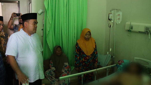 Bupati Blora Arief Rohman saat kunjungi korban kecelakaan kerja di RS PKU Muhammadiyah Blora. Minggu (09/02/2025) (Aset: Istimewa)