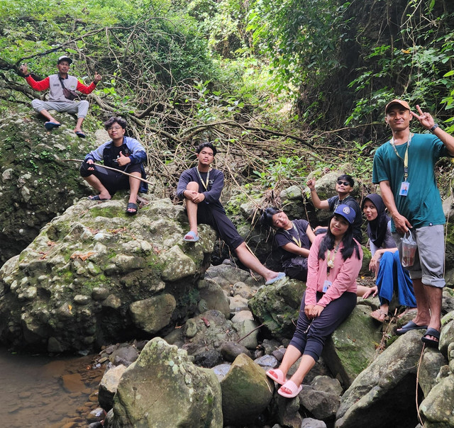 Gambar 1. Survei Lokasi Sungai bersama Bapak Suroto