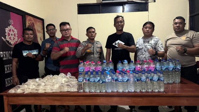 Barang bukti minuman keras jenis captikus yang dikemas di dalam botol air mineral. (foto: istimewa polsek pelabuhan manado)