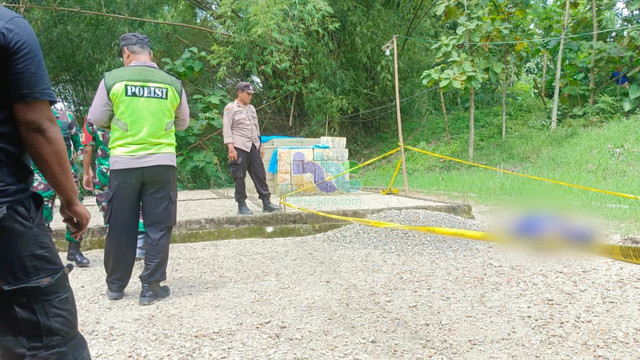 Petugas saat lakukan olah TKP meninggalnya Ismin Tolib (52) warga Desa Tanjung, Kecamatan Tambakrejo, Kabupaten Bojonegoro, Jawa Timur. Minggu (09/02/2025) (Aset: Istimewa)