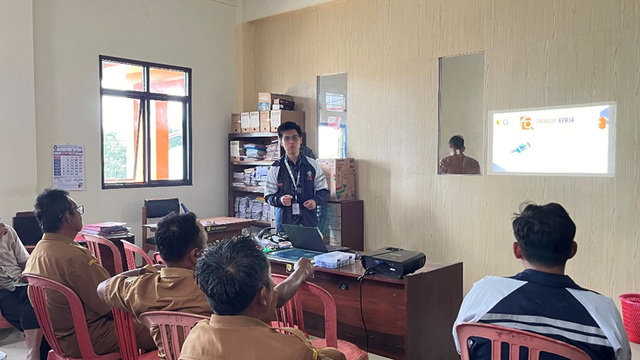 Foto kegiatan pelatihan mikrokontroler berbasis arduino uno pada Perangkat Desa Sindukarto, Senin (03/02/2025) (foto: Dok KKN).