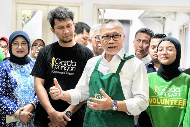 Menko Bidang Pangan Zulkifli Hasan saat mengunjungi Kantor Garda Pangan di Surabaya, Jawa Timur, Minggu (9/2/2025). Foto: Dok. Istimewa