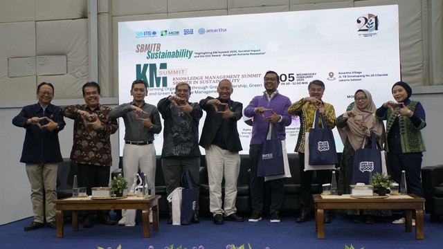 Para pembicara KM Summit SBM ITB berfoto bersama usai mengisi talkshow yang digelar di Amartha Village, Jakarta (5/2).