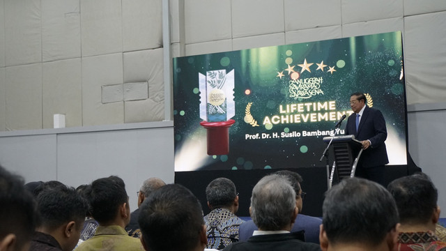 SBY menerima Lifetime Achievement ESG Award pada Anugerah Avirama Nawasena 2024 di Jakarta (5/2). 