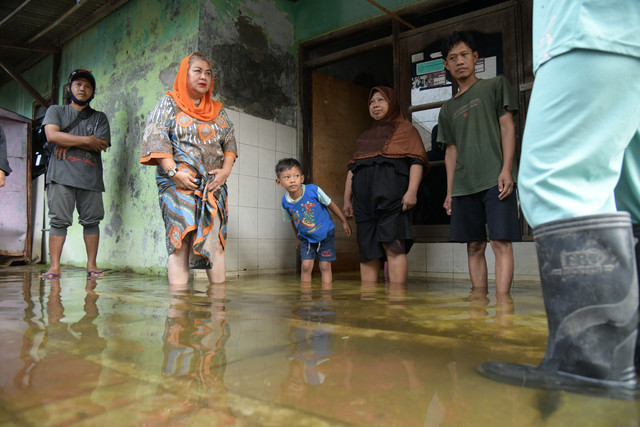 Wali kota Semarang, Hevearita Gunaryanti Rahayu saat meninjau langsung genangan yang masih terjadi di Kelurahan Terboyo Wetan dan Trimulyo, Semarang, Minggu (9/2) pagi.