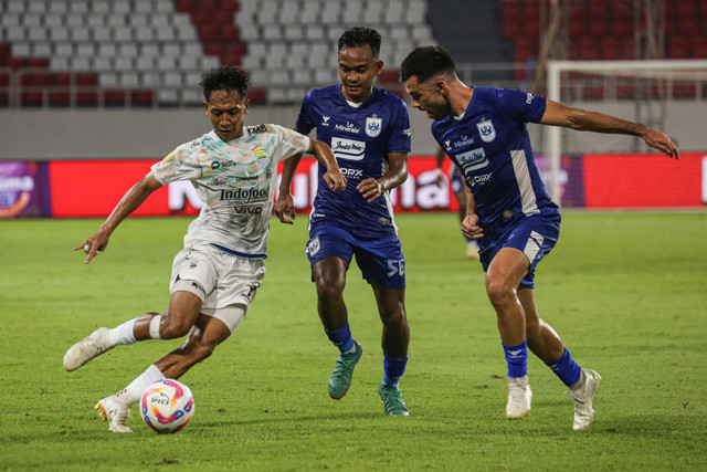 Pemain Persib Bandung Beckham Putra berusaha melewati pemain PSIS Semarang Ridho Syuhada dan Roger Ruxi  pada pertandingan Liga 1 di Stadion Jatidiri, Semarang, Jawa Tengah, Minggu (9/2/2025). Foto: Makna Zaezar/ANTARA FOTO