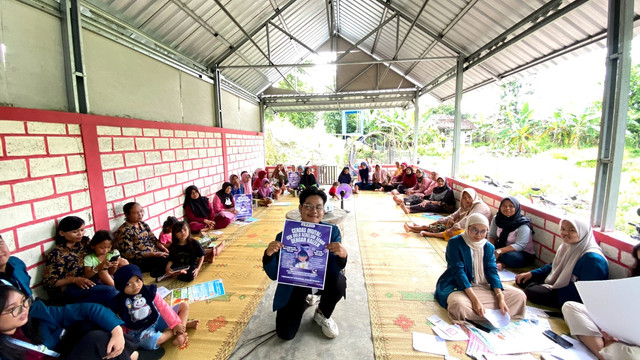 Sosialisasi edukasi dan tips tentang Literasi Digital dengan konsep budaya Jepang "Kaizen" serta pencegahan hoax untuk ibu-ibu PKK Desa Kragilan