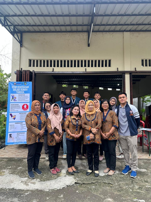 Mahasiswa KKN Undip berikan edukasi cara mencegah KDRT kepada ibu ibu PKK di Kelurahan Pucangsawit, Surakarta (Foto: Dok. Akbar Setyo Koerniawan)