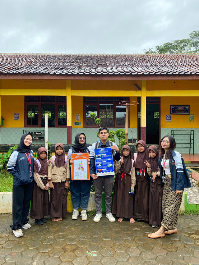 Edukasi Pembacaan Navigasi dan Informasi Peta Dasar oleh KKN Tim I UNDIP