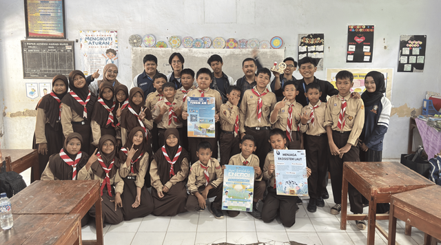 Foto Bersama Tim KKN UNDIP Bersama Siswa-siswi Kelas 6 SD N Kadipaten