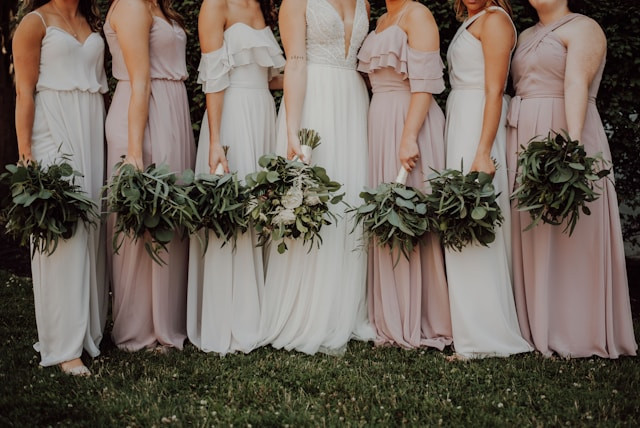 Ilustrasi rekomendasi dress bridesmaid . Sumber: Unsplash/Katelyn MacMillan