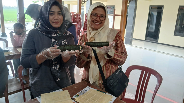 Hasil pembuatan Sushi Bento kepada Ibu-Ibu PKK . Sumber: Data Primer KKN Tim I Undip. (24/01)