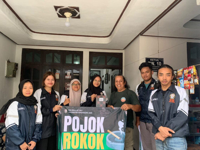 Gambar 1. Pemberian Tanda Untuk Lokasi Pojok Rokok pada Ketua RW 10 Desa Sangkrah, Surakarta.