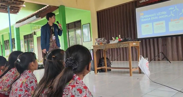 KKN TIM I UNDIP 2025 Berikan Edukasi Energi Terbarukan Pada Siswa. 