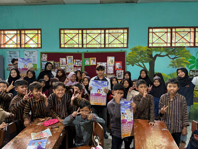 Edukasi Pentingnya Menjaga Lingkungan Mulai dari Rumah Sehat oleh Fakhri Ryan Ghiffari (Teknik Infrastruktur Sipil dan Perancangan Arsitektur/Sekolah Vokasi). Sumber : Dokumentasi KKN TIM 1 UNDIP