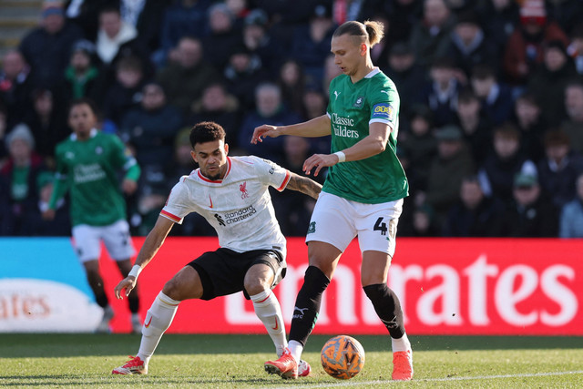 Pemain Liverpool Luis Diaz berebut bola dengan pemain Plymouth Argyle Maksym Talovierov pada pertandingan Putaran Keempat Piala FA di Home Park, Plymouth, Inggris, Minggu (9/2/2025). Foto: David Klein/REUTERS