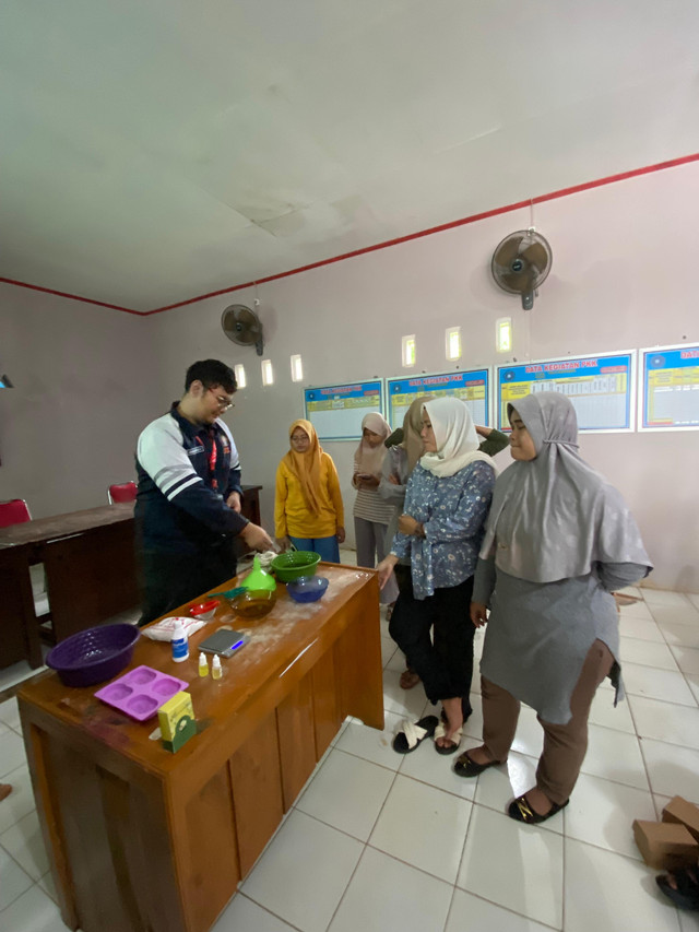 Demonstrasi Pembuatan Sabun Cuci Tangan dari Pemanfaatan Limbah Minyak Jelantah. Sumber: Dokumentasi KKN TIM I UNDIP