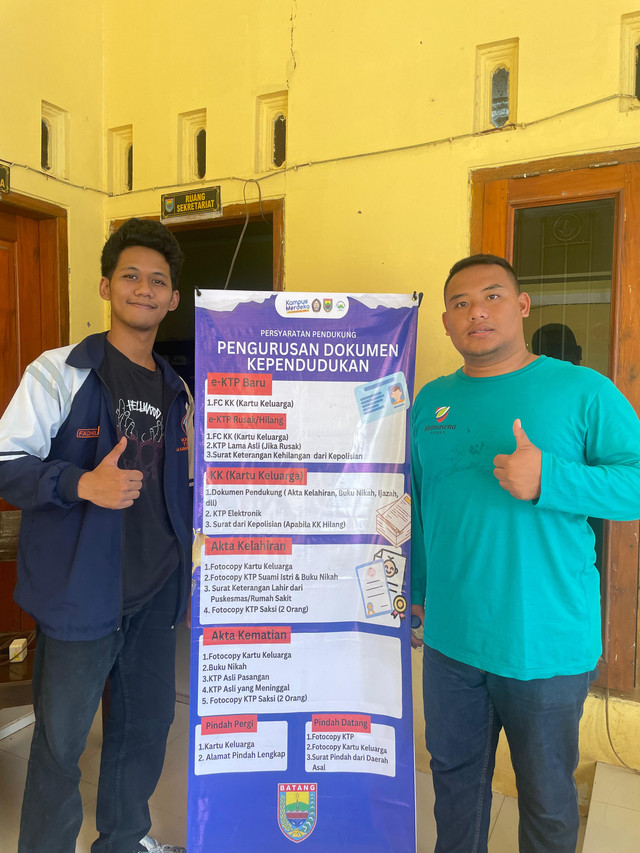 Penyerahan Stand Banner oleh Fadhil Indra Pradipa yang Diterima Langsung oleh Perangkat Desa