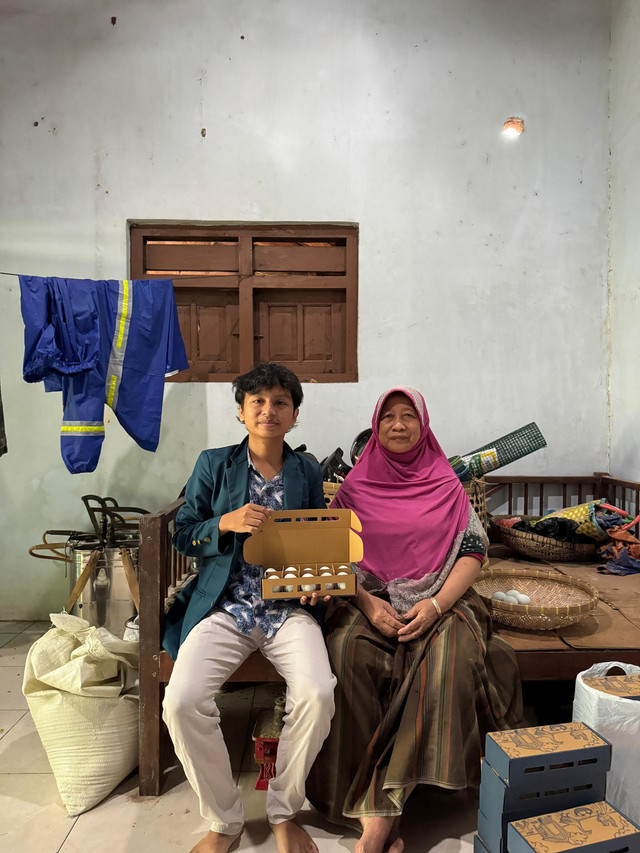 Dokumentasi Penyerahan packaging ramah lingkungan dari Thaariq Prasetyo kepada Ibu Mai Saroh