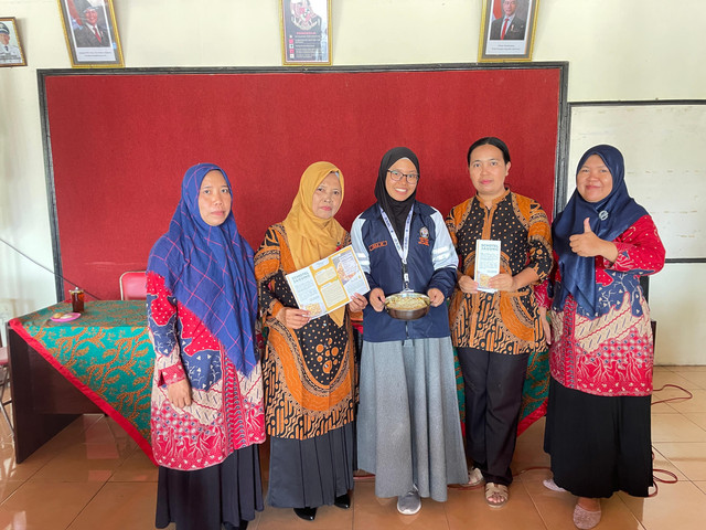 Foto Bersama Ibu PKK Desa Sindukarto dalam Rangka Pelatihan Kreasi Olahan dari Bahan Pangan Lokal (26/01/2025) (Foto: Dok KKN)