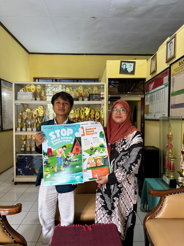  Dokumentasi penyerahan poster 3R kepada Ibu Wardaningsih selaku Kepala Sekolah SD 02 Karanggeneng