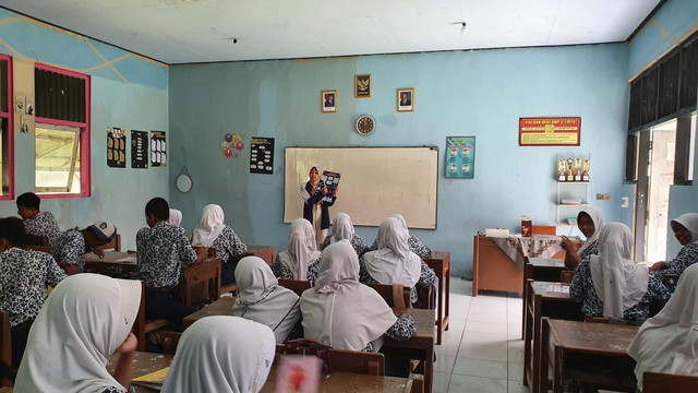 (Foto Kegiatan Edukasi Pentingnya Keamanan dalam berdigital di SMP N 2 Tirto) Sumber: Dokumentasi KKN Tim 1 UNDIP Desa Sidorejo