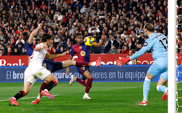 Barcelona berhasil meraih kemenangan saat bertandang ke markas Sevilla dalam pertandingan lanjutan Liga Spanyol 2024/25, Senin (10/2) dini hari WIB. Foto: REUTERS/Marcelo Del Pozo