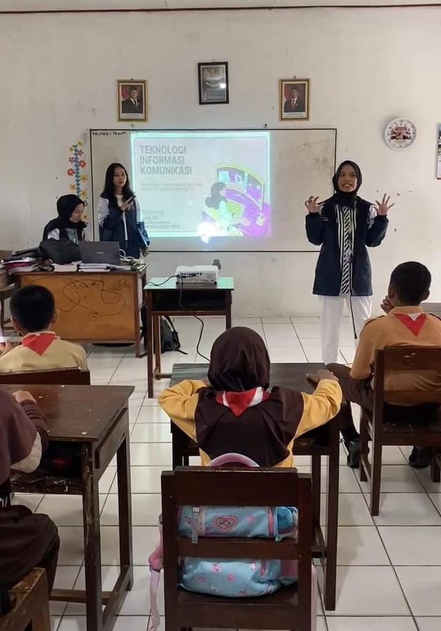 Foto Pelaksanaan Materi Pencerdasan Edukasi Digital Teknologi Informasi dan Komunikasi pada siswa kelas 5-6 SD Negeri 2 Gumiwang Lor. Sumber: Dokumentasi Pribadi