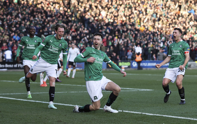 Ryan Hardie dari Plymouth Argyle merayakan gol pertama mereka bersama Callum Wright dan Adam Randell pada pertandingan Piala FA antara Plymouth Argyle vs Liverpool di Home Park, Plymouth, Inggris, Minggu (9/2/2025) malam WIB. Foto: David Klein/REUTERS