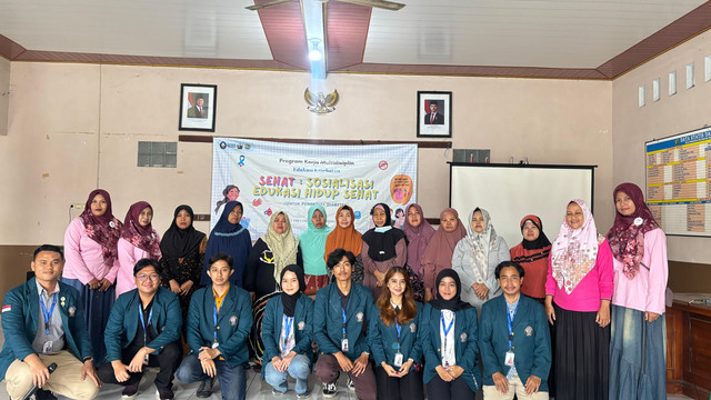 Dokumentasi bersama peserta kegiatan SEHAT di balai Desa Wiradesa. Kredit Foto: Adristy Bhanulaksmi Lintang Pramastri/Mahasiswa Undip