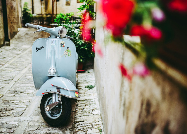 Ilustrasi Rekomendasi Oli Mesin Vespa Klasik, Unsplash/davide ragusa