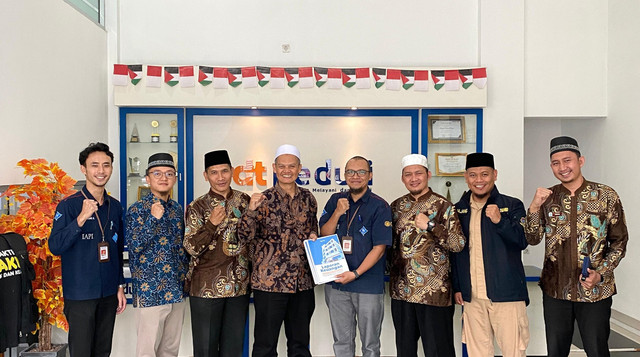 Jajaran Pengurus Yayasan dan Direktur Operasional DT Peduli Berfoto Pasca Agenda Audit oleh Kantor Akuntan Publik (Sumber : DT Peduli)