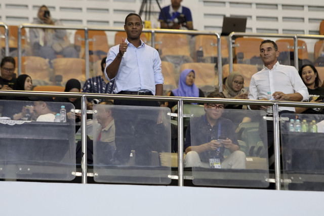 Pelatih Timnas Indonesia Patrick Kluivert didampingi Asisten Pelatih Alex Pastoor dan Gerald Venenburg menyaksikan langsung pertandingan BRI Liga 1 antara Dewa United melawan Persija Jakarta di Stadion Pakansari, Sabtu (8/2/2025). Foto: Yulius Satria Wijaya/ANTARA FOTO