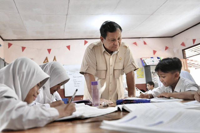 Presiden Prabowo Subianto tinjau program MBG di SDN Kedung Jaya 1 Bogor, Kota Bogor, Provinsi Jawa Barat, Senin (10/2/2025). Foto: Cahyo/Biro Pers Sekretariat Presiden