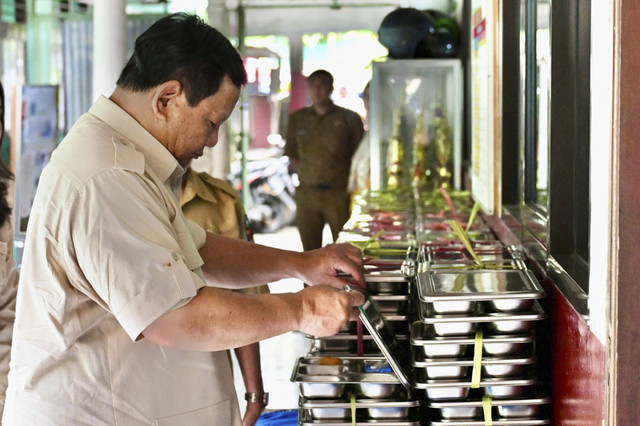 Presiden Prabowo Subianto tinjau program MBG di SDN Kedung Jaya 1 Bogor, Kota Bogor, Provinsi Jawa Barat, Senin (10/2/2025). Foto: Cahyo/Biro Pers Sekretariat Presiden