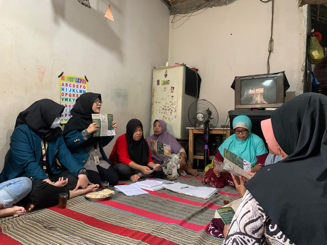 Foto Edukasi Bekal Sehat ke Ibu PKK Desa Mulyorejo (Sumber: Dokumentasi Pribadi)