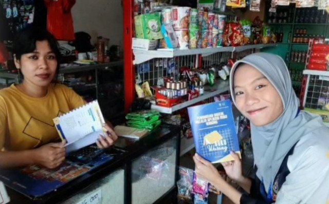 Edukasi mengenai aplikasi BukuWarung kepada salah satu pemilik toko kelontong