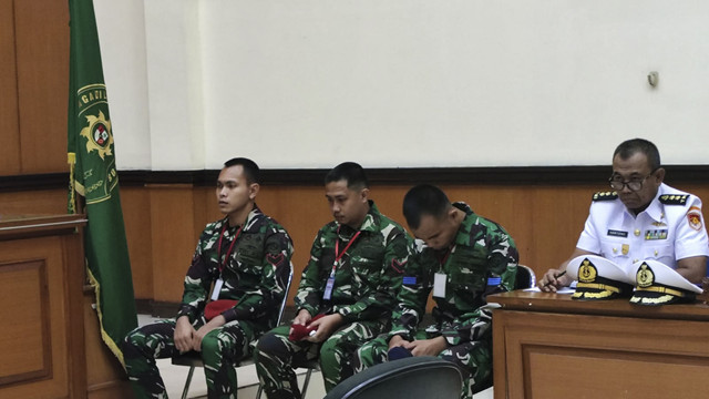 Tiga oknum TNI pelaku penembakan bos rental menjalani sidang di Pengadilan Militer Jakarta, Senin (10/2/2025). Foto: Jonathan Devin/kumparan