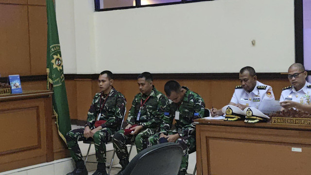 Tiga oknum TNI pelaku penembakan bos rental menjalani sidang di Pengadilan Militer Jakarta, Senin (10/2/2025). Foto: Jonathan Devin/kumparan