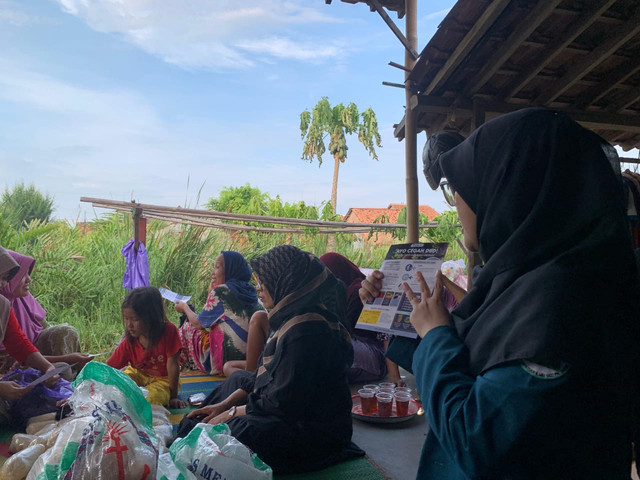 Foto Edukasi Cegah DBD ke Ibu PKK Desa Mulyorejo (Sumber: Dokumentasi Pribadi)