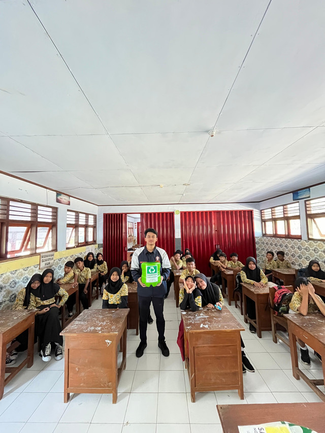 Memberikan Pelatihan Pembuatan Tempat Sampah Pilah Dari Galon Bekas Kepada Siswa SD (Sumber: Dokumentasi Pribadi KKN TIM I UNDIP Desa Kedungjambal)