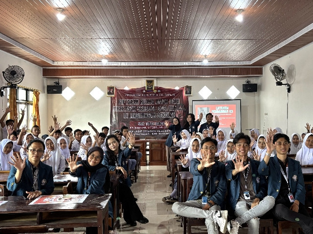 Foto bersama siswa-siswi kelas 11 SMK Tunas Bangsa. Sumber: Dokumentasi pribadi.