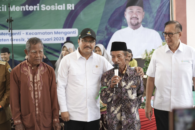 Menteri Sosial Saifullah Yusuf (Gus Ipul) membagikan kado bagi lansia di Gresik dalam menyukseskan program cek kesehatan gratis, Senin (10/2/2025). Foto: Dok Kemensos